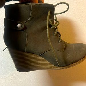 Nautical wedge boots.